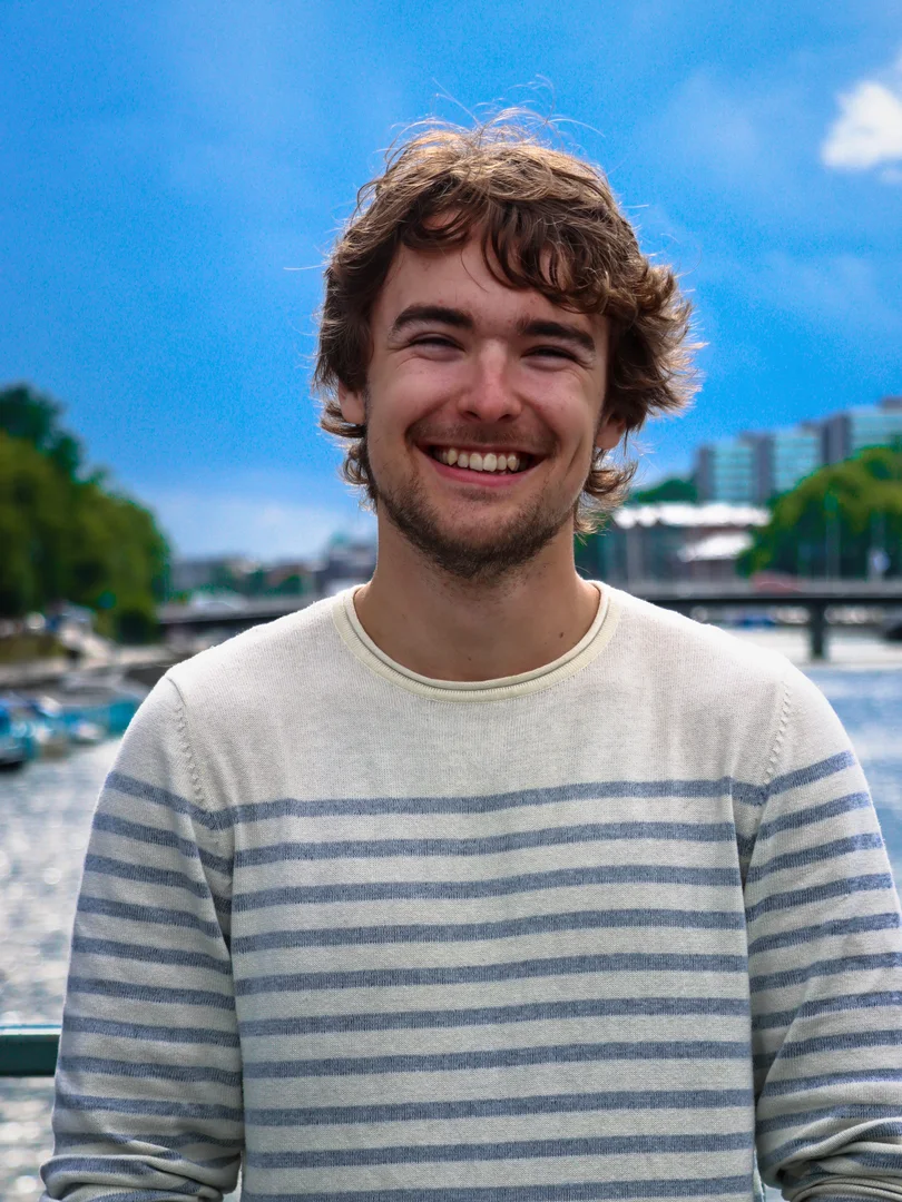 Daniel Milgård hymyilee Aurajoen sillalla Turussa